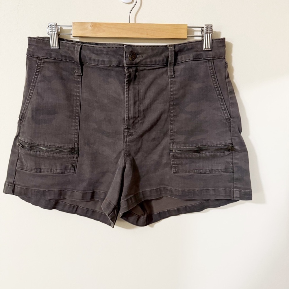 Pistola Camo Womens Shorts Size 32 Vacation Summer